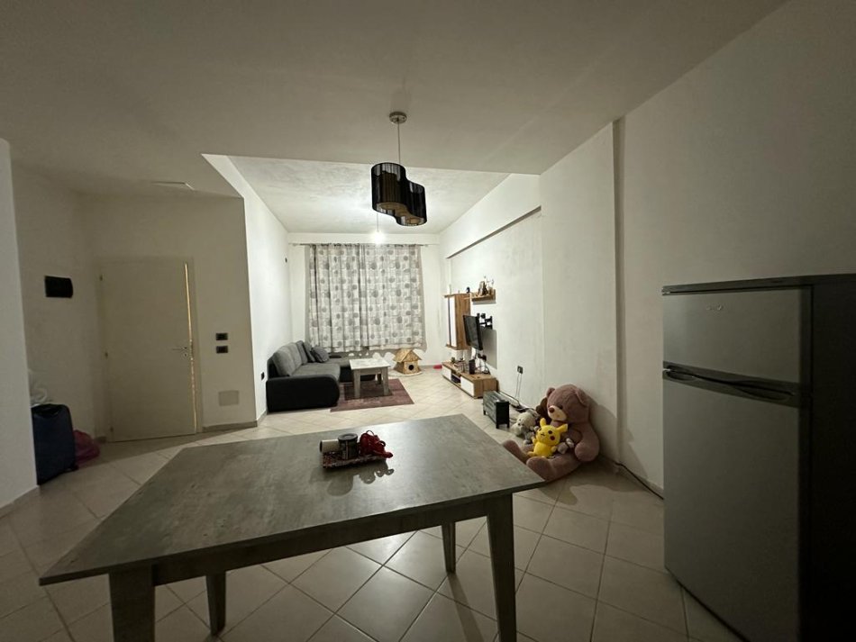 Tirane, jepet me qera apartament 1+1+Ballkon Kati 1, 79 m² 270 € (Fresku)