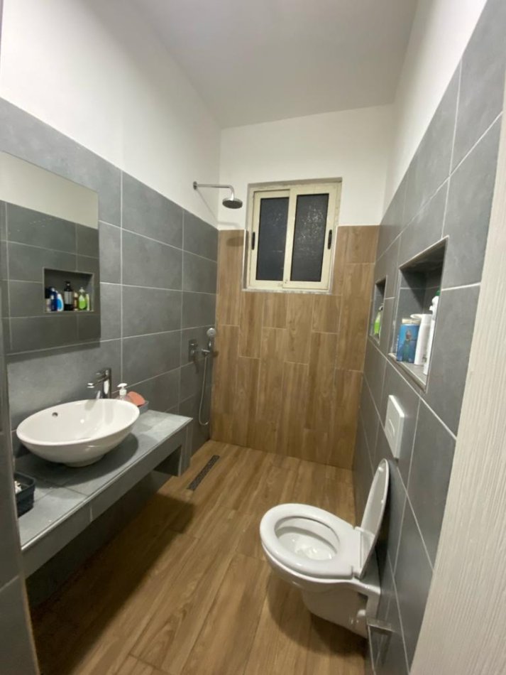 Tirane, jepet me qera apartament 1+1+Ballkon Kati 1, 79 m² 270 € (fresku)