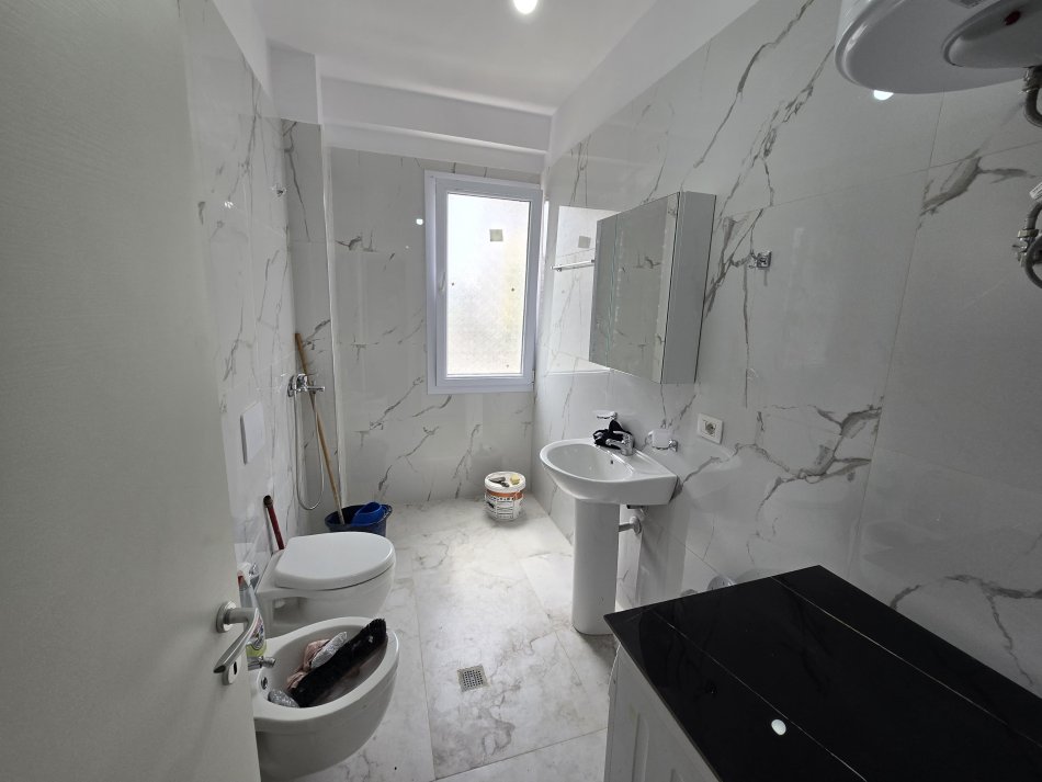 Tirane, jepet me qera apartament 2+1+Ballkon Kati 2, 80 m² 550 € (Dritan Hoxha)