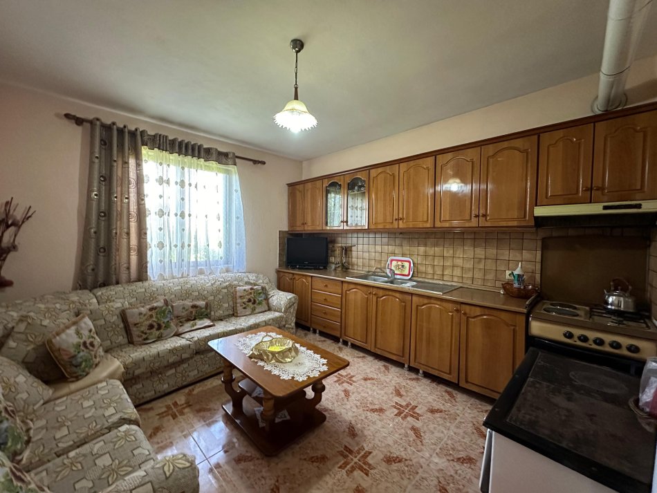 Shtepi Private 2 kate , 282 m² truall (Liqeni i Paskuqanit) Tirane