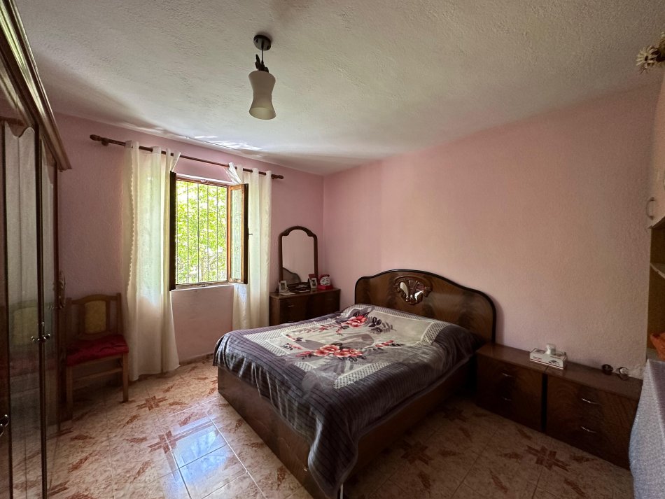 Shtepi Private 2 kate , 282 m² truall (Liqeni i Paskuqanit) Tirane