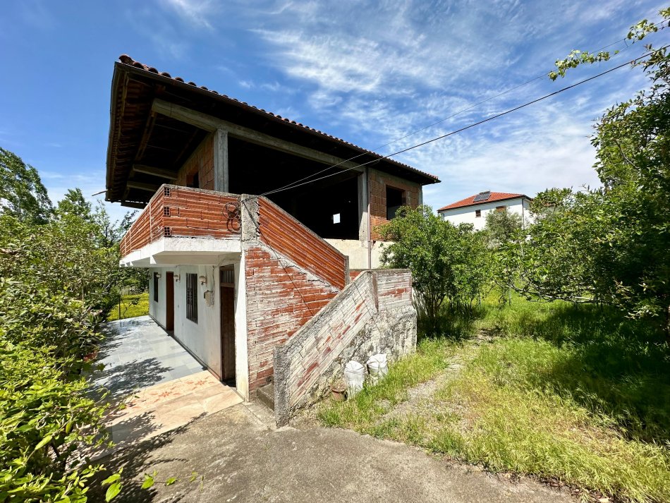 Shtepi Private 2 kate , 282 m² truall (Liqeni i Paskuqanit) Tirane