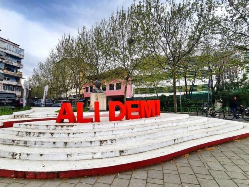 Tirane, shitet ambjent biznesi , Kati 0, 20 m² 64,000 € (Ali Demi)