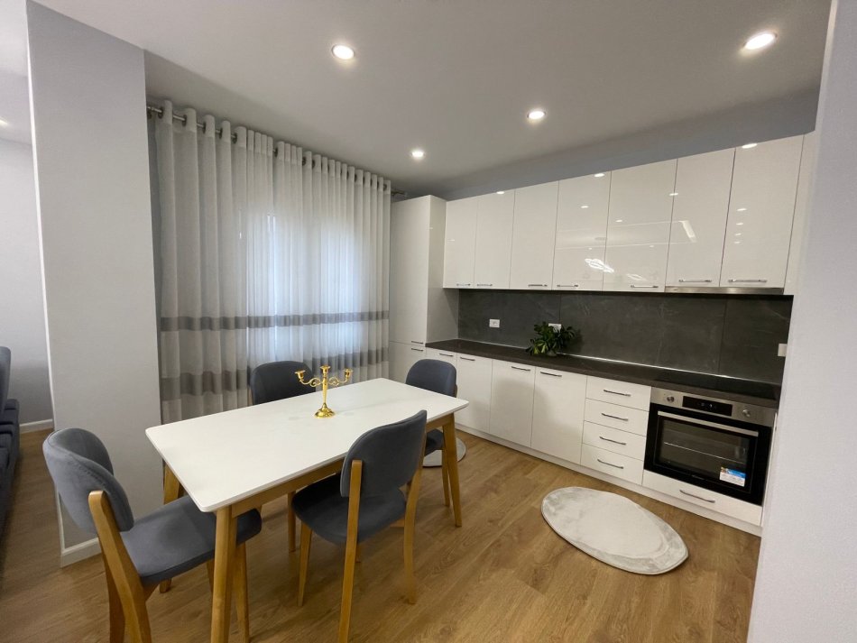 Tirane, jepet me qera apartament 2+1+Ballkon, Kati 4, 110 m2 850 € 