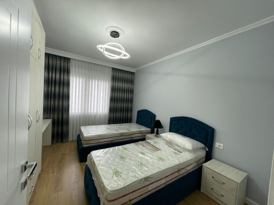 Tirane, jepet me qera apartament 2+1+Ballkon, Kati 4, 110 m2 850 € 