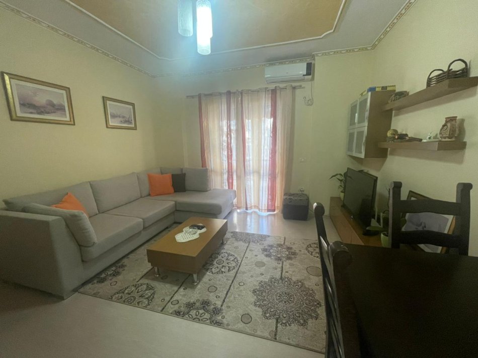 Tirane, jepet me qera apartament 1+1, Kati 3, 350 € (Fresku)