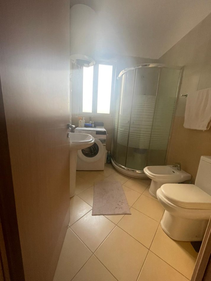 Tirane, jepet me qera apartament 1+1, Kati 3, 350 € (Fresku)