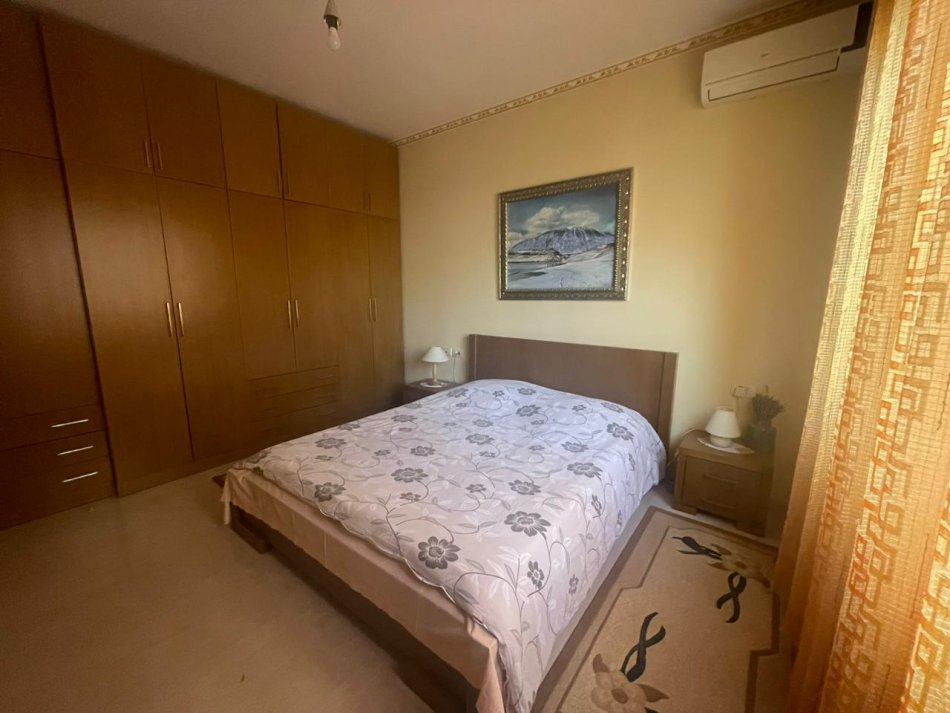Tirane, jepet me qera apartament 1+1, Kati 3, 350 € (Fresku)