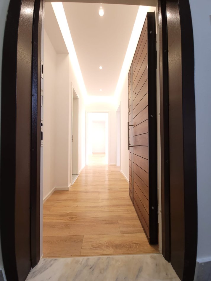 Tirane, shes apartament 2+1+Ballkon, Kati 7, 95 m² 210,000 € (Zogu i zi)