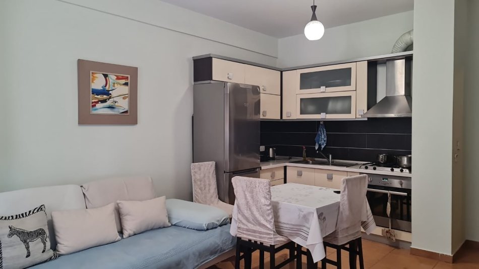 Tirane, jepet me qera apartament 1+1+Ballkon Kati 2, 65 m² 500 € (Komuna E Parisit)