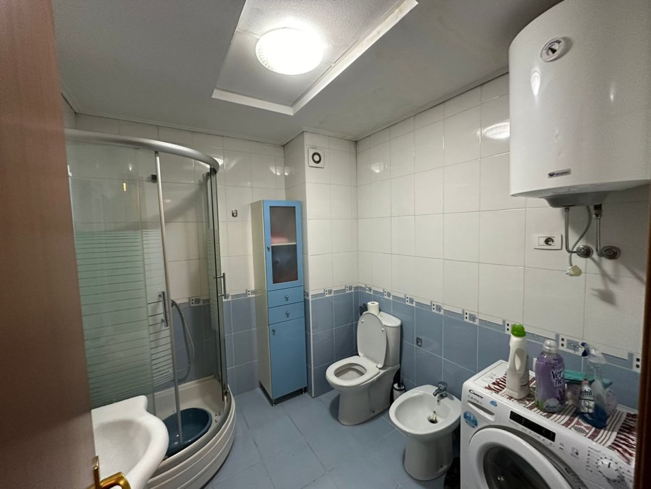 Tirane, jepet me qera apartament 1+1+Ballkon Kati 2, 65 m² 500 € (Komuna E Parisit)