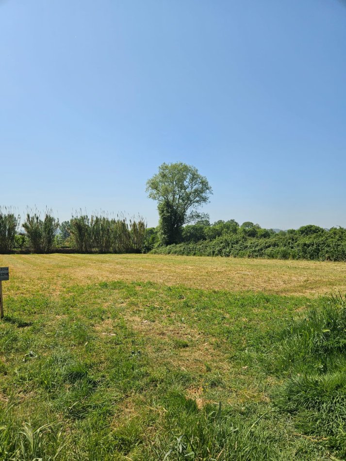 Tirane, shes truall  1,600 m² me cmim 90 euro/m2 i diskutueshem(Laknas shume prane rruges kryesore per ne Rinas)