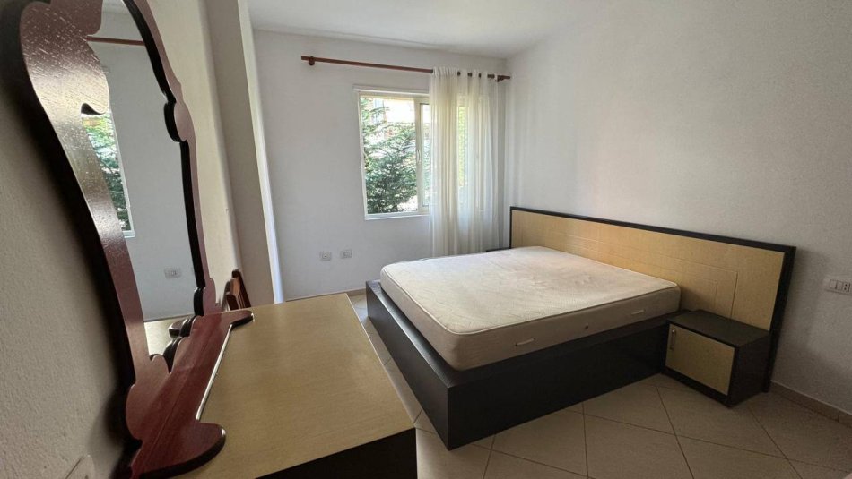Tirane, jepet me qera apartament 1+1+Ballkon Kati 2, 63 m² 300 € (Shefqet Kuka)