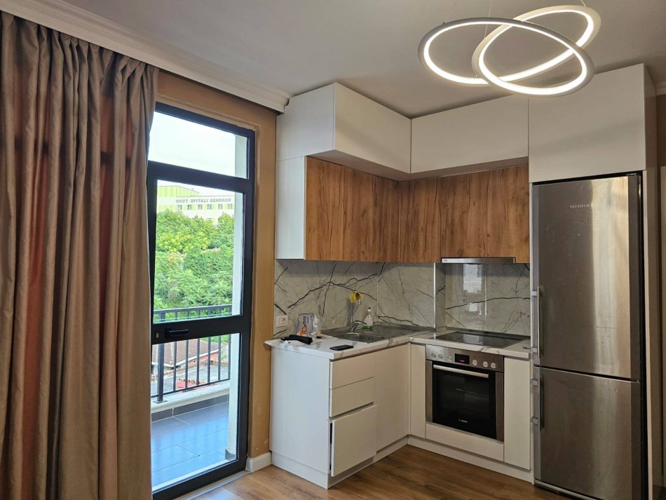 Durres, jepet me qera apartament 2+1+Ballkon Kati 3, 87 m² 500 € (Rruga e Dibres)