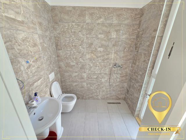 Tirane, jepet me qera zyre Kati 2, 111 m² 801 € (Afer Square 21)