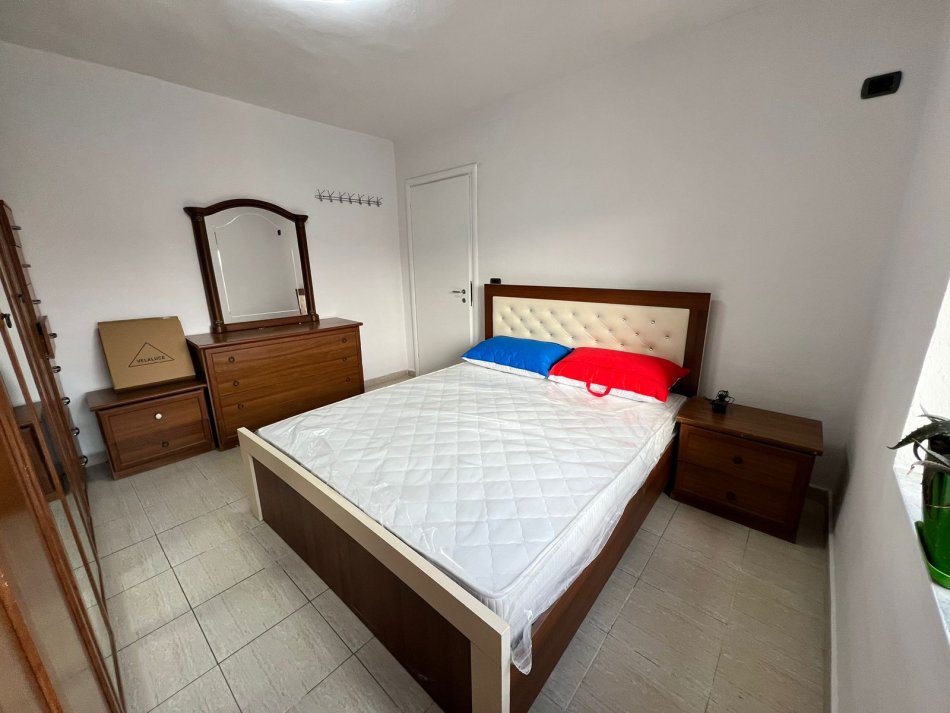 Tirane, jepet me qera apartament 2+1+Aneks+Ballkon Kati 3, 85 m² 400 € (BRRYLI)