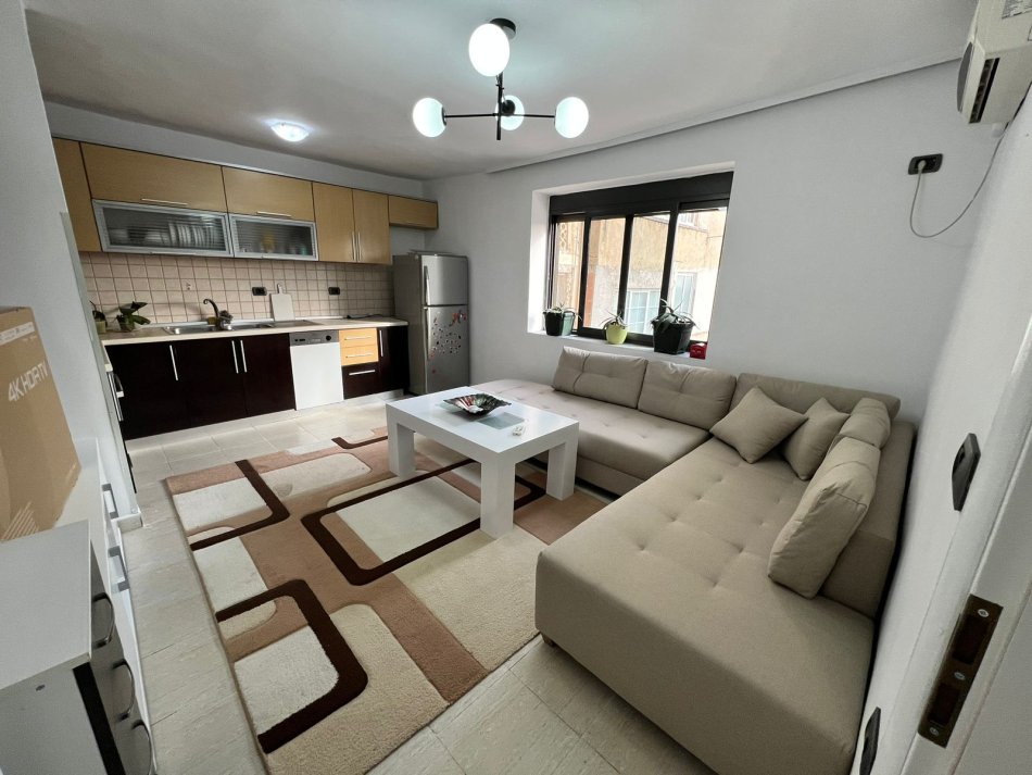 Tirane, jepet me qera apartament 2+1+Aneks+Ballkon Kati 3, 85 m² 400 € (BRRYLI)