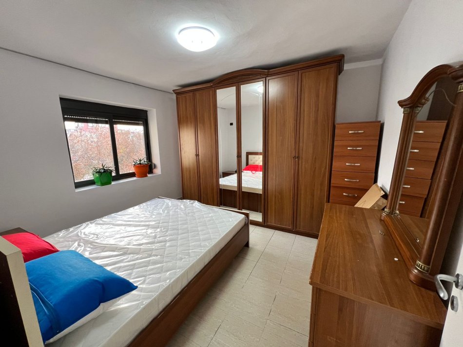 Tirane, jepet me qera apartament 2+1+Aneks+Ballkon Kati 3, 85 m² 400 € (BRRYLI)
