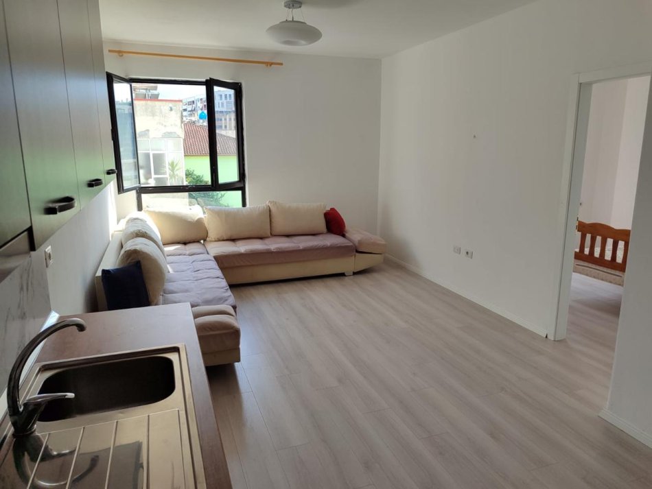 Tirane, jepet me qera 1+1+Ballkon Kati 3, (Astir)