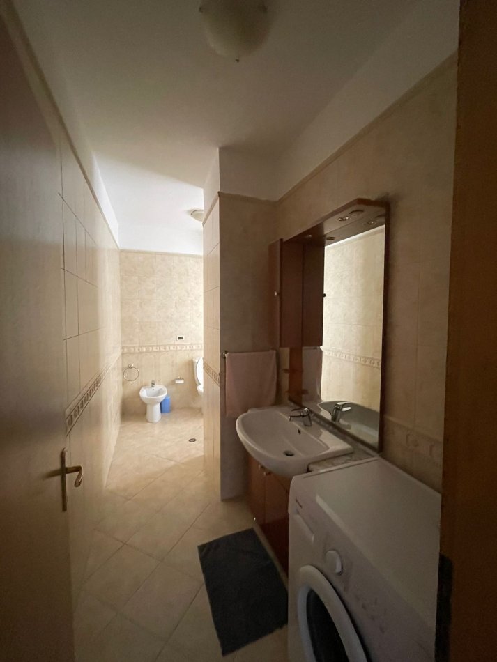Tirane, jepet me qera apartament 2+1+Aneks+Ballkon Kati 7, 145 m² 800 € (Bllok)