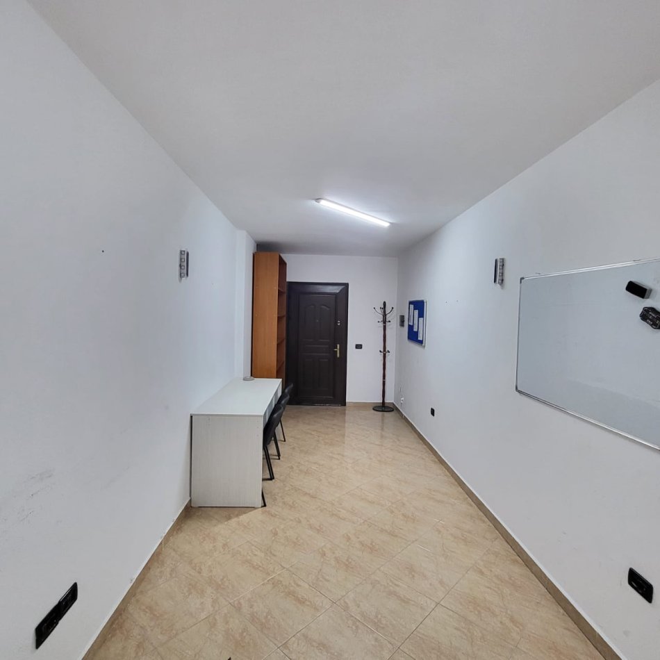 Tirane, jepet me qera zyre Kati 1, 20 m² 300 € (LIQENI ARTIFICIAL / SHESHI WILSON)