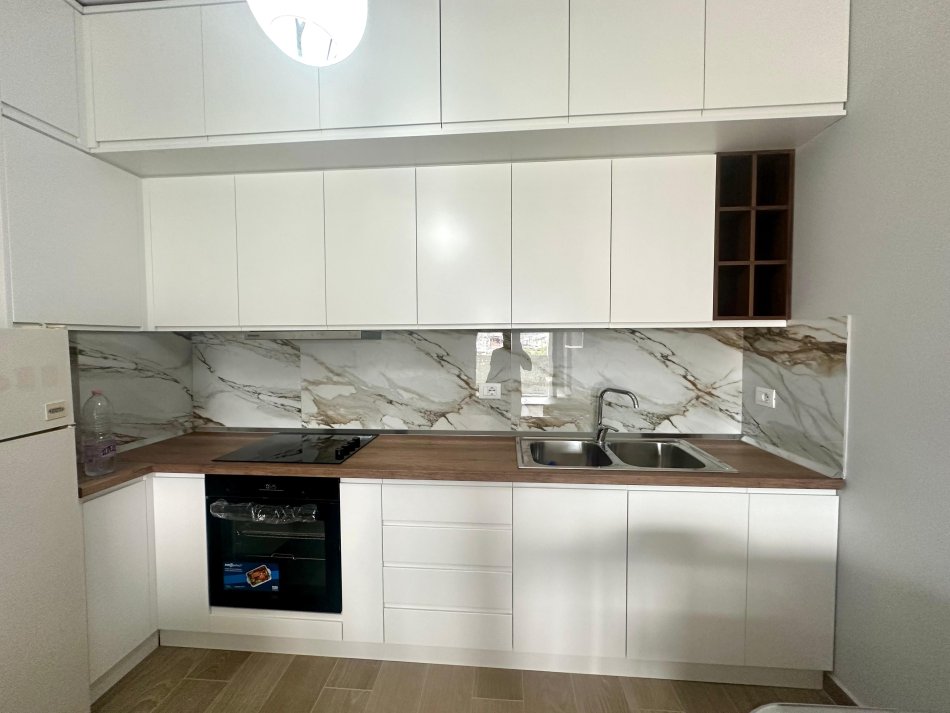 Tirane, jepet me qera apartament 1+1+Ballkon Kati 5, 70 m² 400 € (Ish Profarma)