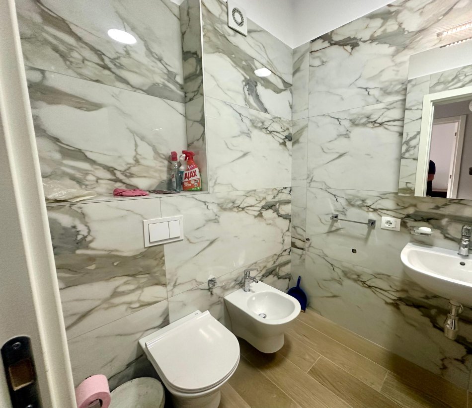 Tirane, jepet me qera apartament 1+1+Ballkon Kati 5, 70 m² 400 € (Ish Profarma)