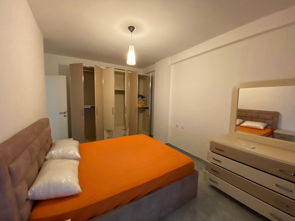 Tirane, jepet me qera apartament 1+1+Ballkon Kati 3, 67 m² 400 € (Liqeni i Thate)