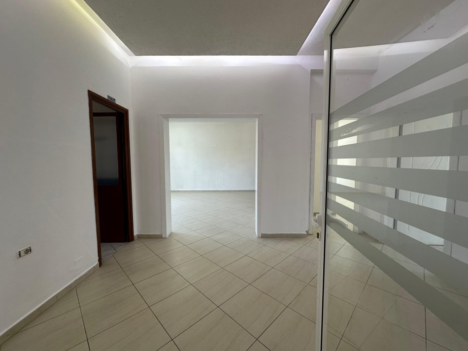 Shqiperi, jepet me qera zyre Kati 1, 132 m² 600 € (Rruga e Elbasanit)