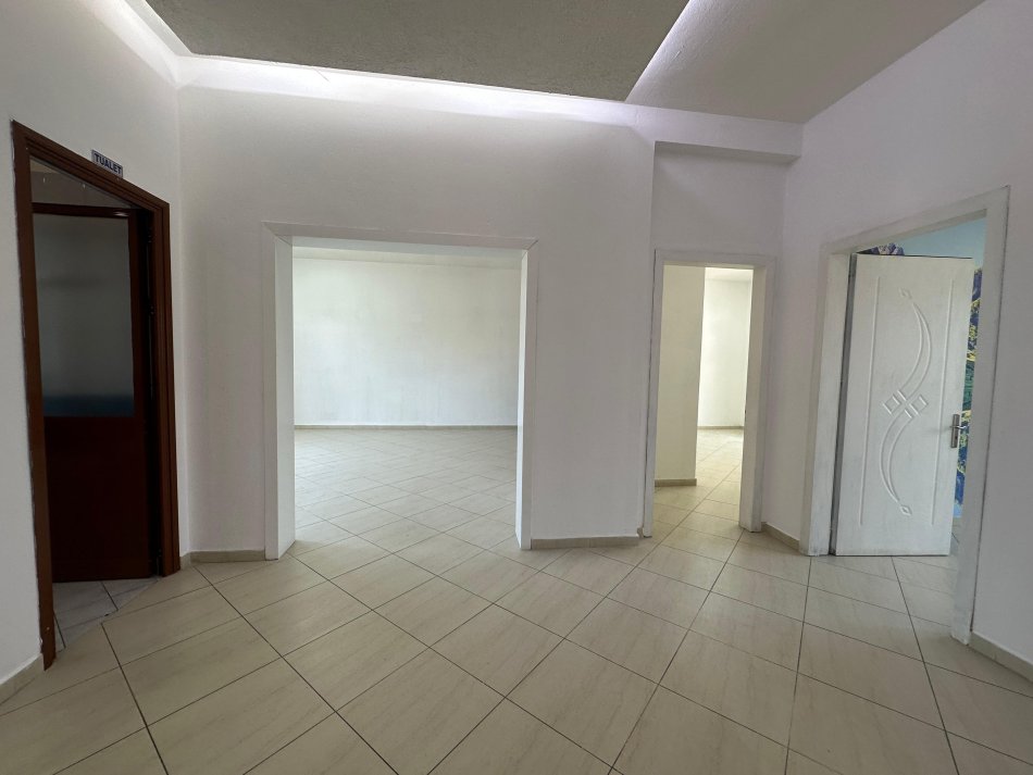 Shqiperi, jepet me qera zyre Kati 1, 132 m² 600 € (Rruga e Elbasanit)