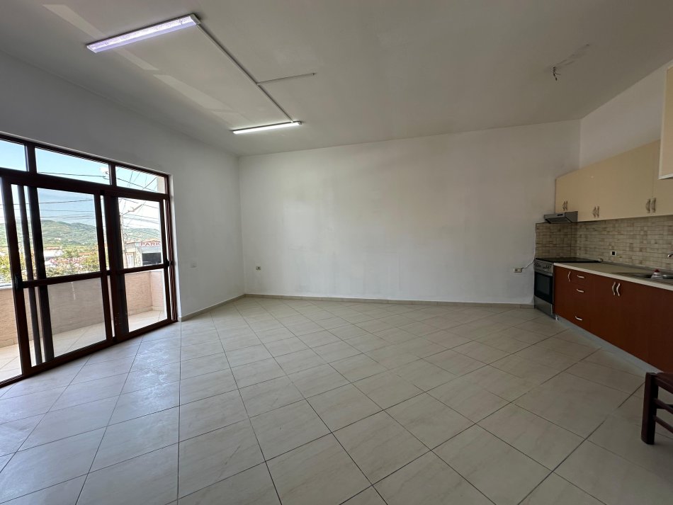 Shqiperi, jepet me qera zyre Kati 1, 132 m² 600 € (Rruga e Elbasanit)