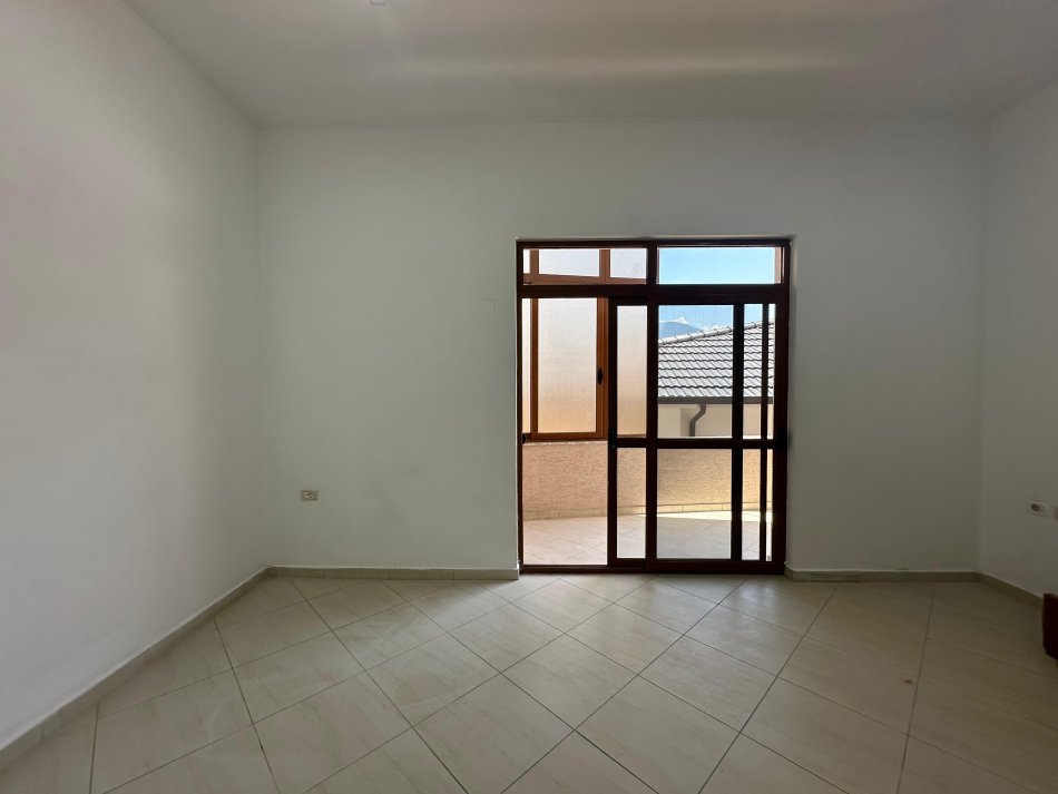 Shqiperi, jepet me qera zyre Kati 1, 132 m² 600 € (Rruga e Elbasanit)
