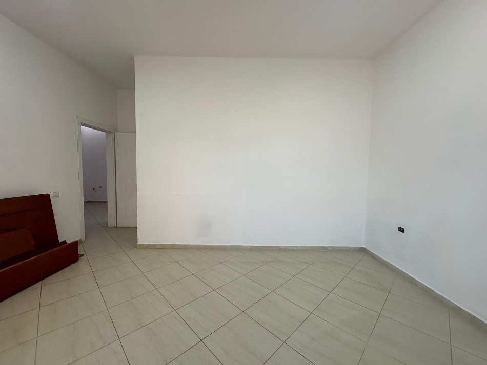 Shqiperi, jepet me qera zyre Kati 1, 132 m² 600 € (Rruga e Elbasanit)