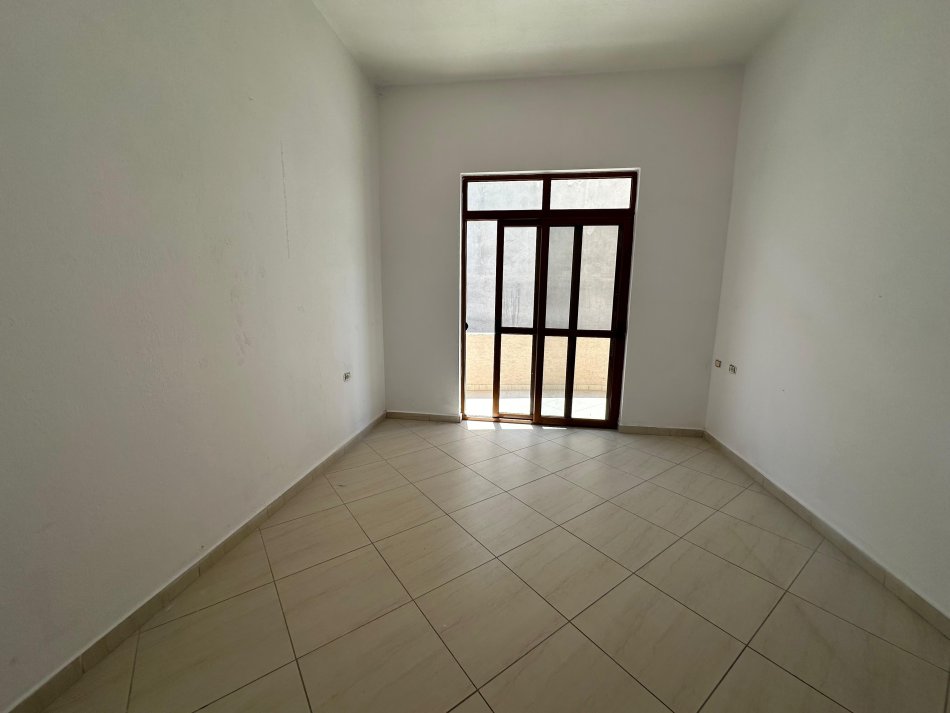 Shqiperi, jepet me qera zyre Kati 1, 132 m² 600 € (Rruga e Elbasanit)