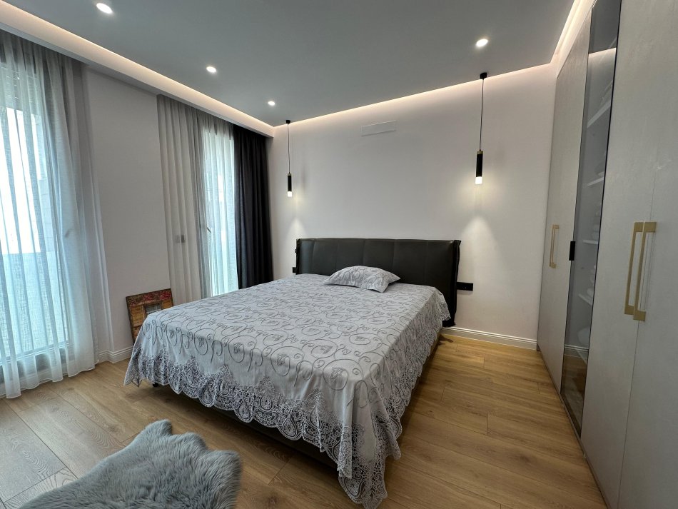 Tirane, jepet me qera apartament 3+1+Ballkon Kati 2, 210 m² 2.500 € (TEG)