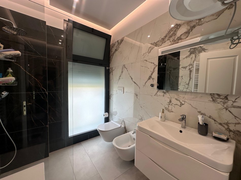 Tirane, jepet me qera apartament 3+1+Ballkon Kati 2, 210 m² 2.500 € (TEG)