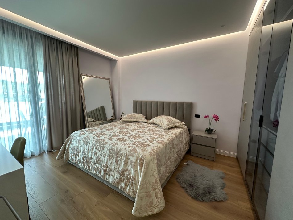 Tirane, jepet me qera apartament 3+1+Ballkon Kati 2, 210 m² 2.500 € (TEG)