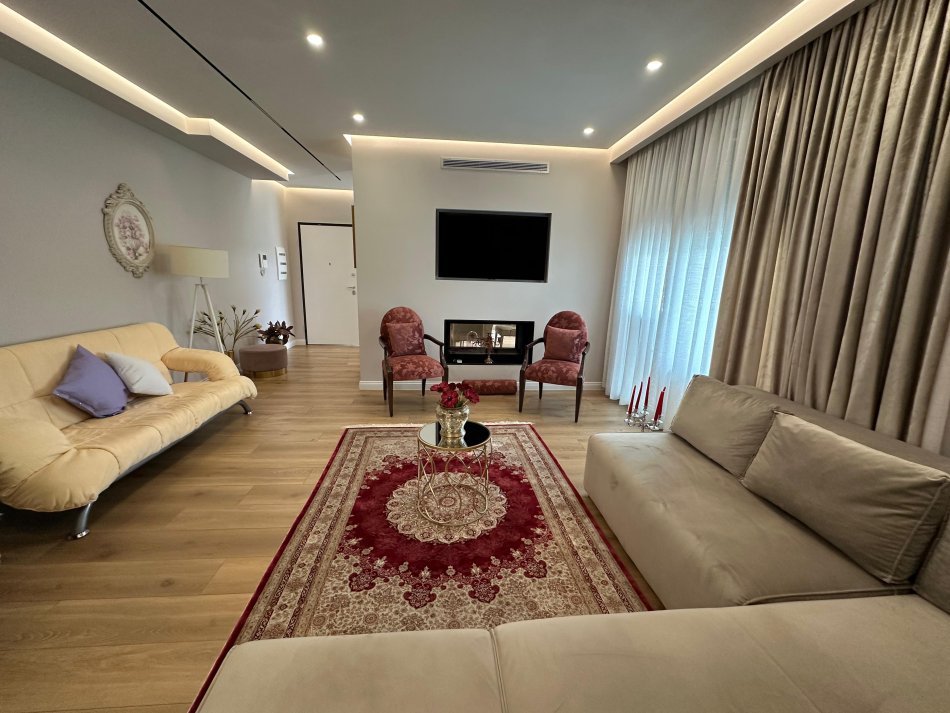 Tirane, jepet me qera apartament 3+1+Ballkon Kati 2, 210 m² 2.500 € (TEG)
