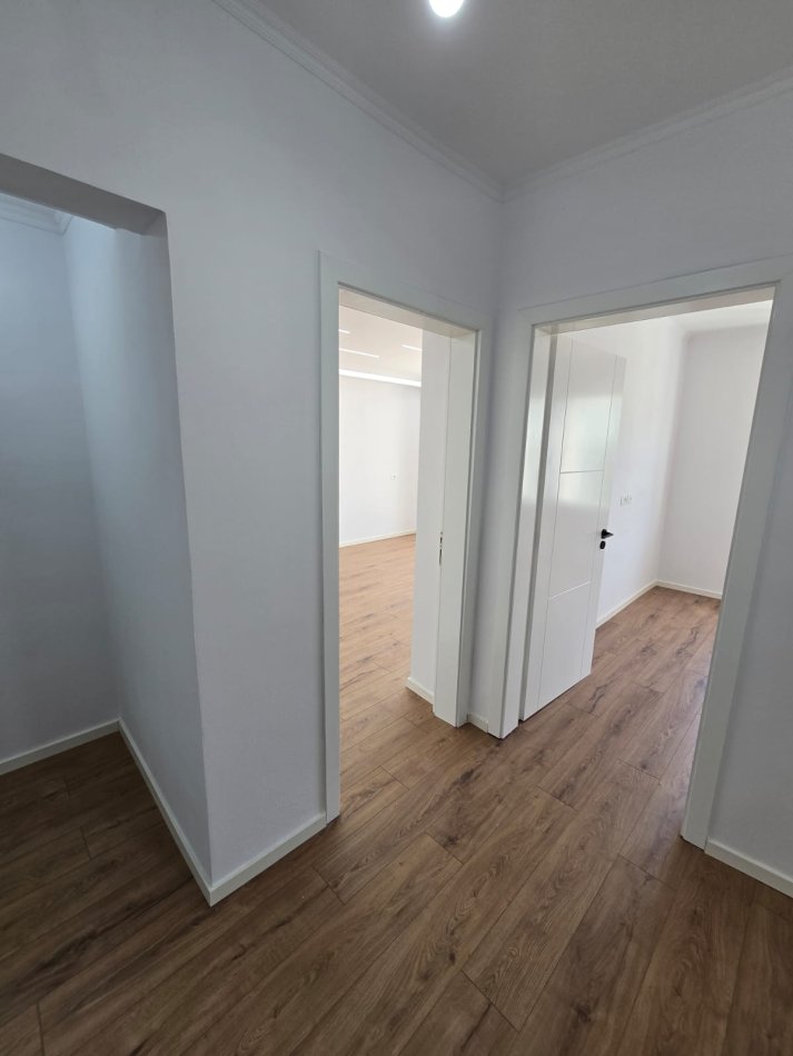 Tirane, shitet apartament 2+1+Ballkon Kati 3, 73 m² (Tiran.Prane Ambasades Amerikane, shiten dy apartamente 2+1 siperfaqe 73 m2 me Hipotek , cmimi 173.000 Euro.)