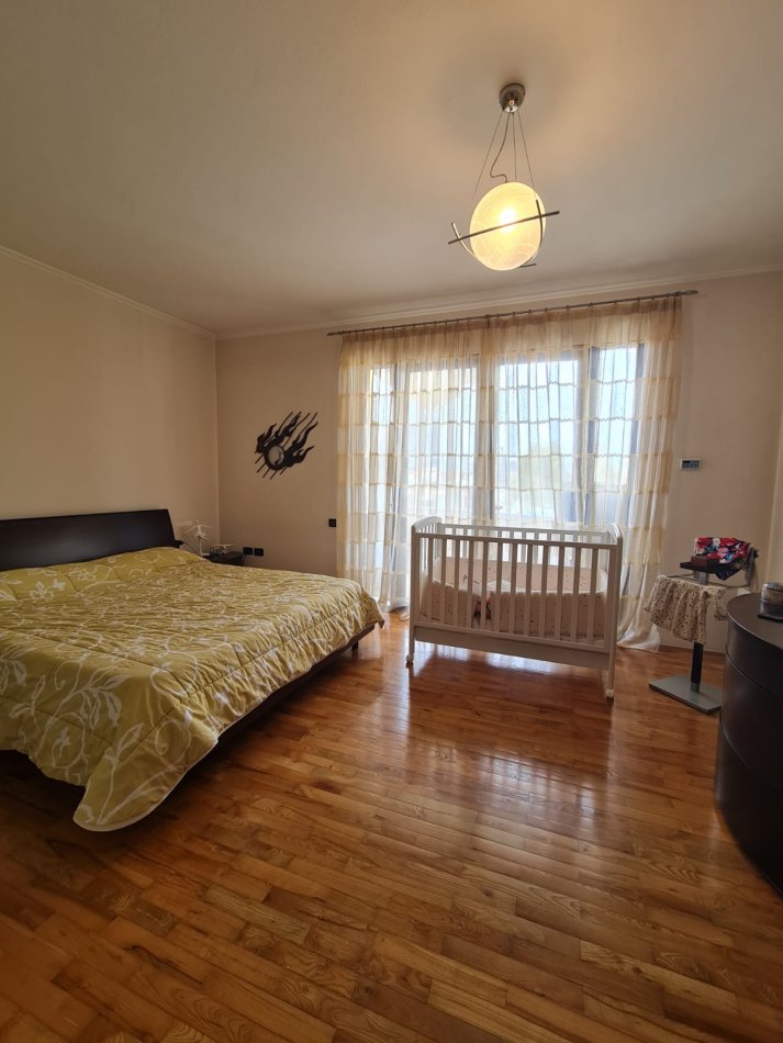 Tirane, jepet me qera 3+1 , 150 m² 1.400 € 