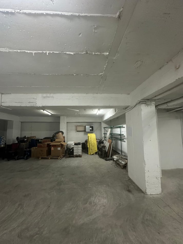 Tirane, jepet me qera magazine Kati 0, 450 m² 1.900 € (Komuna e Parisit / Kopshti Botanik)