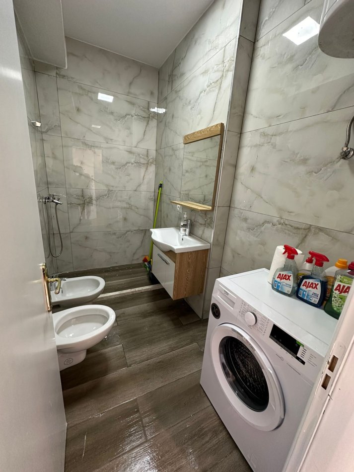 Tirane, jepet me qera apartament 1+1 Kati 4, 52 m² 400 € (Unaza e Re)
