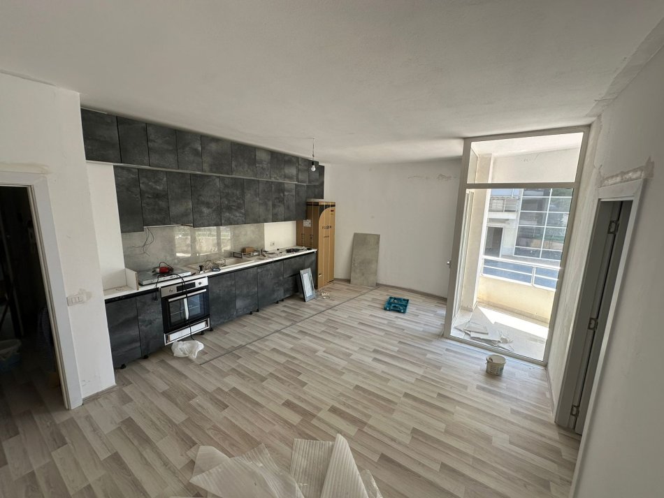 Tirane, shitet apartament 2+1+Ballkon Kati 1, 90 m² 109.000 € (Linze)