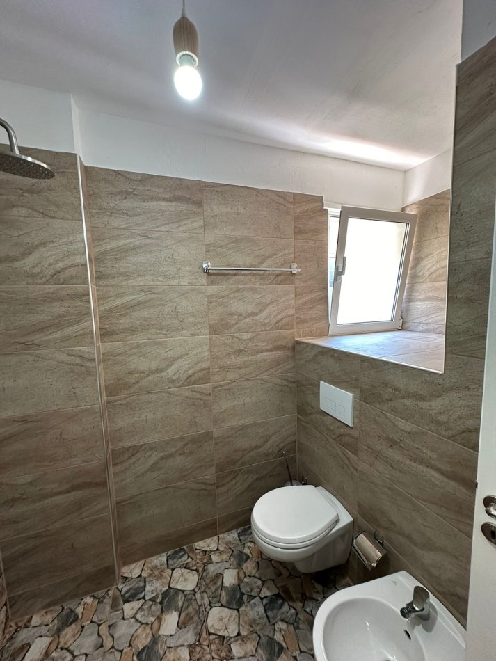 Tirane, shitet apartament 1+1+Ballkon Kati 1, 64 m² 76.800 € (Linze)