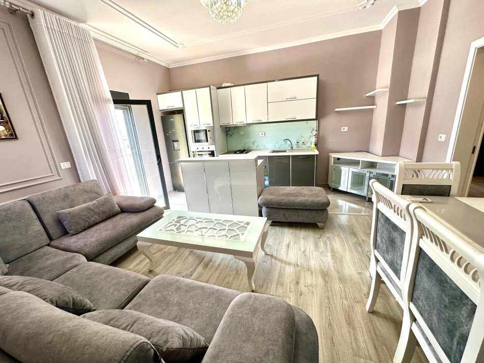 Tirane, jepet me qera apartament 3+1+Ballkon Kati 2, 150 m² 450 € (Shkoze)
