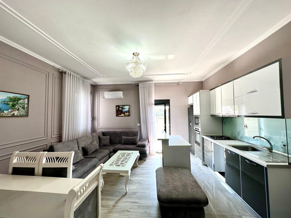 Tirane, jepet me qera apartament 3+1+Ballkon Kati 2, 150 m² 450 € (Shkoze)