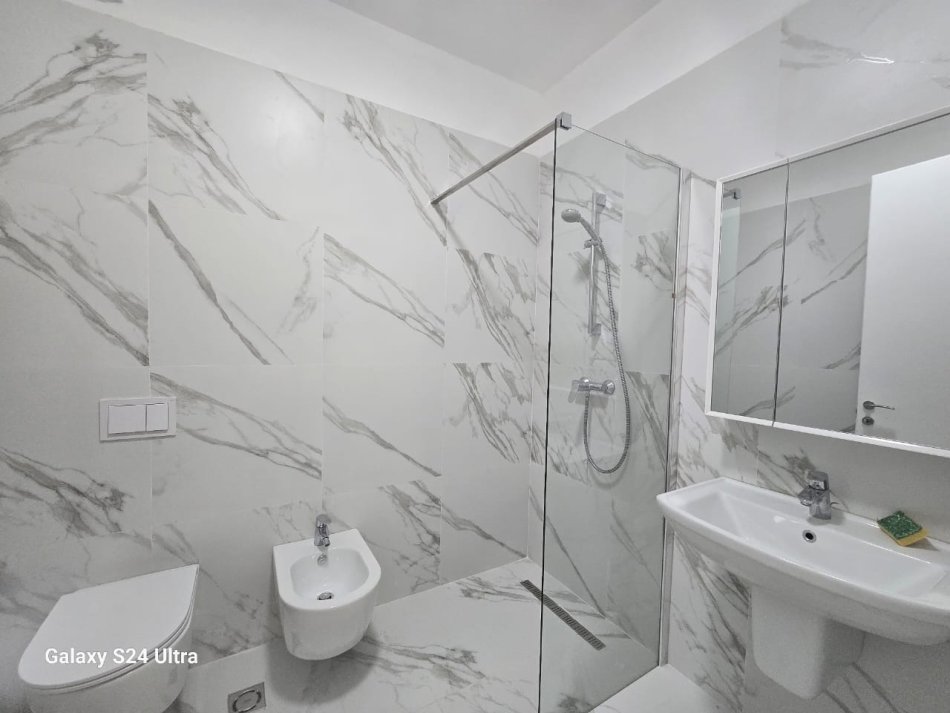 Tirane, jepet me qera apartament 2+1+Ballkon Kati 3, 85 m² 850 € (Delijorgji)
