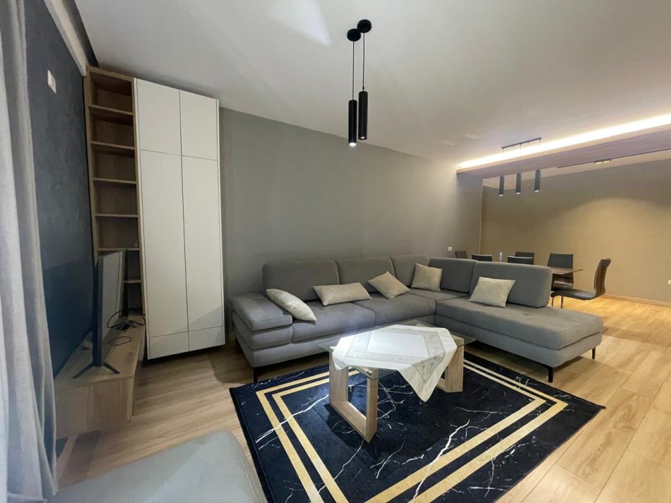 Tirane, jepet me qera apartament 2+1+Ballkon Kati 8, 100 m² 600 € (Rruga e Kavajes)