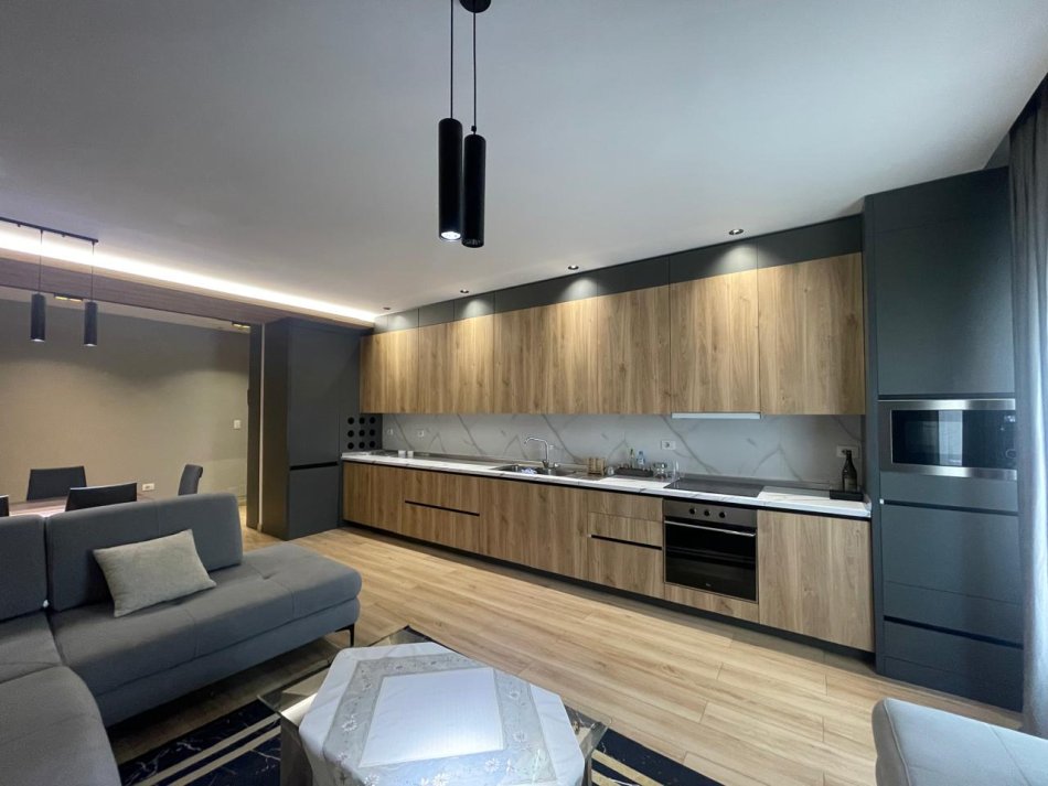 Tirane, jepet me qera apartament 2+1+Ballkon Kati 8, 100 m² 600 € (Rruga e Kavajes)