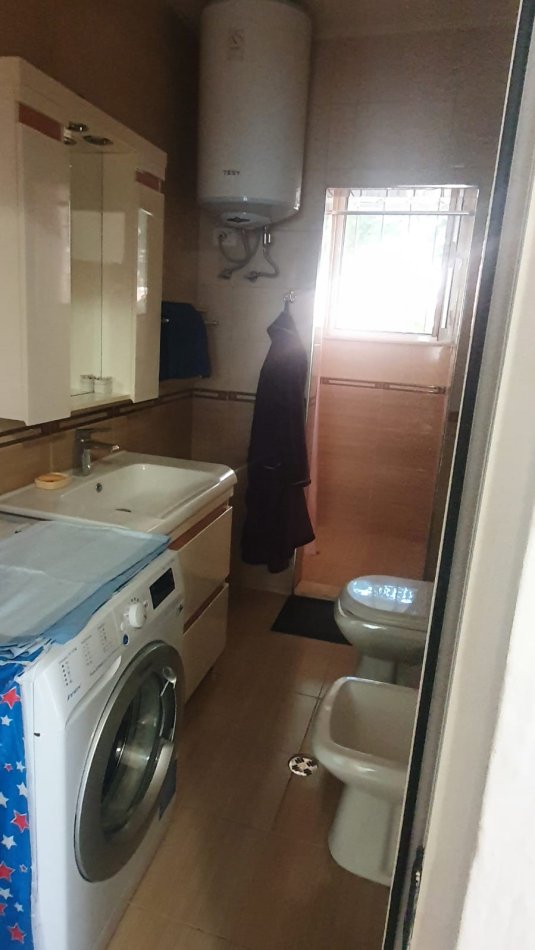 Tirane, jap me qera apartament 1+1 Kati i pare.300 € (kahreman ylli)
